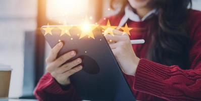 la mano mostra il segno della massima garanzia di qualità del servizio a 5 stelle, garanzia, standard, certificazione ISO e concetto di standardizzazione. foto