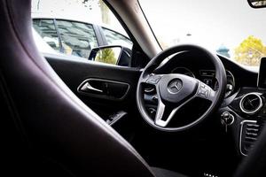 francia, 2020 - all'interno dell'auto mercedes-benz foto