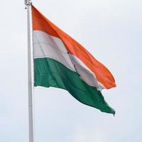 sventolando la bandiera indiana, bandiera dell'india, bandiera indiana che svolazza in alto a connaught place con orgoglio nel cielo blu, bandiera indiana, har ghar tiranga, sventolando la bandiera indiana foto