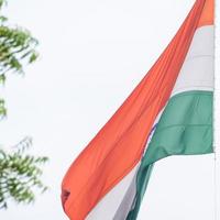 sventolando la bandiera indiana, bandiera dell'india, bandiera indiana che svolazza in alto a connaught place con orgoglio nel cielo blu, bandiera indiana, har ghar tiranga, sventolando la bandiera indiana foto