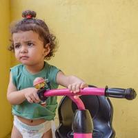 carino poco ragazzo shivaay sapra a casa balcone durante estate volta, dolce poco ragazzo servizio fotografico durante giorno luce, poco ragazzo godendo a casa durante foto sparare