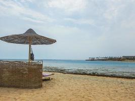 singolo spiaggia ombrello con un' sole sala a il sabbioso spiaggia foto