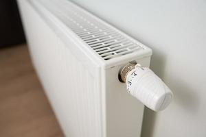 mano girare calore termosifone pomello termostato foto