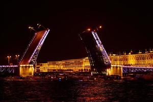 ponte levatoio nel santo petersburg con notte luci foto