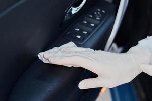 donna pulizia auto interno. mano con un antibatterico pulire disinfettare auto foto