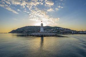 grande Visualizza di il faro e il mare. bene vacanza foto