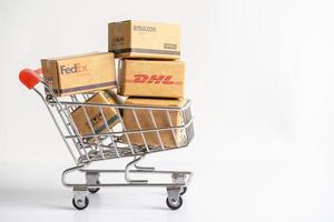 bangkok, Tailandia - settembre 26, 2022 shopping carrello con dhl amazon esprimere Imballaggio scatola, importare esportare in linea scambio investimento attività commerciale. foto