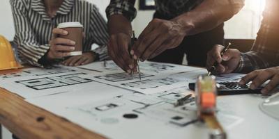 riunione di lavoro di squadra di ingegneri, disegno di lavoro sulla riunione di progetto per il progetto di lavoro con il partner su strumenti di costruzione di modelli e ingegneria nel concetto di cantiere, costruzione e struttura. foto