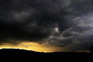 nuvole temporalesche al tramonto foto