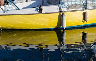 piacere barca con riflessi nel il acqua nel il marina. orizzontale Immagine. foto