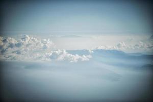 Visualizza di blu cielo e soffice nuvole a partire dal un aereo finestra foto