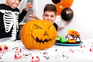 contento Halloween il zucca Jack o' lanterna Halloween zucca con lavorato Sorridi per famiglia vacanza a casa foto