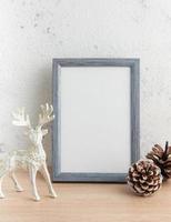 bianca vuoto di legno telaio modello con Natale decorazioni foto
