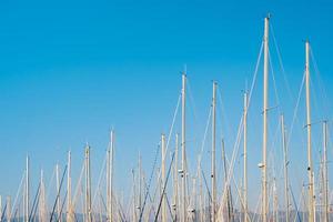 sagome di incontro yachts nel il marina contro il fondale di un' chiaro blu cielo, un idea per un' sfondo o notizia di yachting. vacanze su il mediterraneo mare, un' viaggio su un' yacht foto