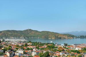 fethiye, tacchino - novembre 13, 2022. panoramico Visualizza di il marina e fethiye città centro nel presto autunno, luminosa soleggiato giorno, idea per sfondo o viaggio blog foto