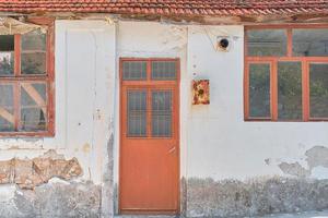 facciata di un vecchio abbandonato Casa, mediterraneo costa. Vintage ▾ stile, Grecia viaggio volta, idea per sfondo con copia spazio foto