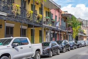 nuovo orleans, Louisiana, Stati Uniti d'America. novembre 4, 2022. case nel il francese trimestre siamo spesso dipinto nel luminosa colori e siamo accoppiato con lussureggiante impianti. foto