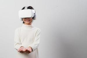 asiatico poco ragazza con virtuale la realtà cuffia. innovazione tecnologia e formazione scolastica concetto foto