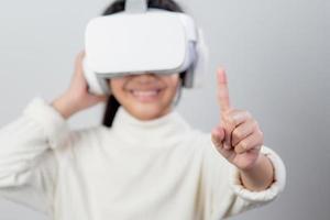 asiatico poco ragazza con virtuale la realtà cuffia. innovazione tecnologia e formazione scolastica concetto foto