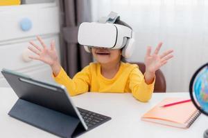 asiatico bambino con virtuale realtà, vr, ragazzo esplorando digitale virtuale mondo con vr occhiali. foto