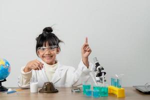 formazione scolastica, scienza, chimica e bambini concetto - bambini o studenti con test tubo fabbricazione sperimentare a scuola laboratorio foto