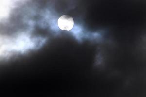 solare eclisse - il Luna parzialmente blocchi il sole a partire dal un osservatore su terra. foto