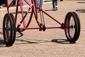 bicicletta nel il città parco vicino il mare. foto