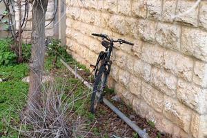 bicicletta nel il città parco vicino il mare. foto