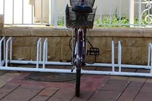 bicicletta nel il città parco vicino il mare. foto