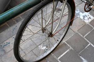 bicicletta nel il città parco vicino il mare. foto