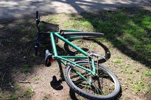 bicicletta nel il città parco vicino il mare. foto