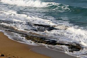 costa del Mar Mediterraneo nel nord di Israele. foto