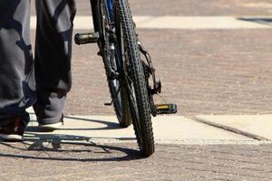 bicicletta nel il città parco vicino il mare. foto