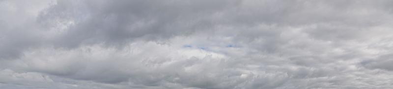 Immagine di un' buio e nuvoloso cielo durante il giorno foto