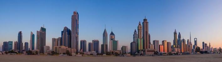 panorama di dubai orizzonte durante Alba foto