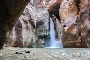 un' acqua pieno in esecuzione in un' piscina nel wadi Rum Giordania foto