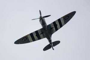 un' spitfire D-day segnato aereo volante al di sopra di Kent foto