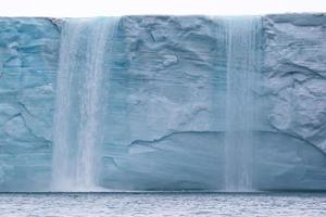 ghiacciaio nel il mare nel il artico a nordaustlandet foto