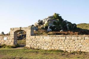 pietra parete fortificazioni con arco portone nel il scilly isole foto