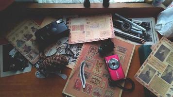 Vintage ▾ scrivania superiore ambientazione con vecchio libri e macchina da scrivere foto