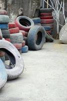 un' immagine di molti vecchio Usato pneumatici sinistra su un' rifiuto cumulo di rifiuti foto