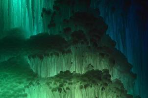 grande blocchi di ghiaccio congelato cascata o caverna sfondo foto