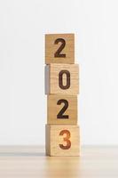 2023 anno bloccare su tavolo sfondo. obiettivo, risoluzione, strategia, Piano, inizio, bilancio, missione, azione, motivazione e nuovo anno concetti foto