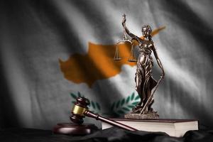 Cipro bandiera con statua di signora giustizia, costituzione e giudice martello su nero drappeggio. concetto di giudizio e colpa foto