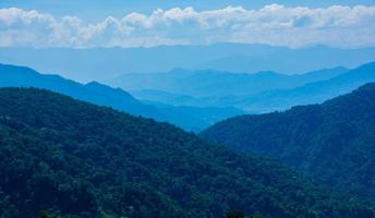 bellissimo montagna Visualizza di nord Tailandia nel inverno, viaggio strada viaggio vacanza, turismo e viaggio concetto, fresco e rilassato genere natura. foto