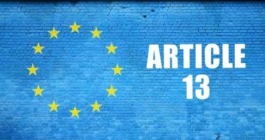 articolo 13 iscrizione e europeo unione bandiera su blu mattone parete foto