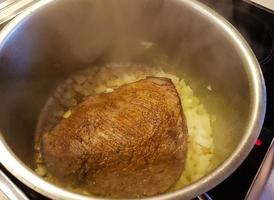 tradizionale Tedesco cucina un' Manzo pentola arrosto con verdure e patate foto