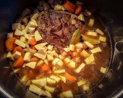 tradizionale Tedesco cucina un' Manzo pentola arrosto con verdure e patate foto