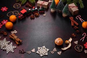 Natale torta Stollen con marzapane, frutti di bosco e noccioline su un' buio calcestruzzo sfondo foto