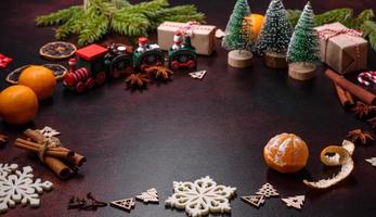 Natale torta Stollen con marzapane, frutti di bosco e noccioline su un' buio calcestruzzo sfondo foto